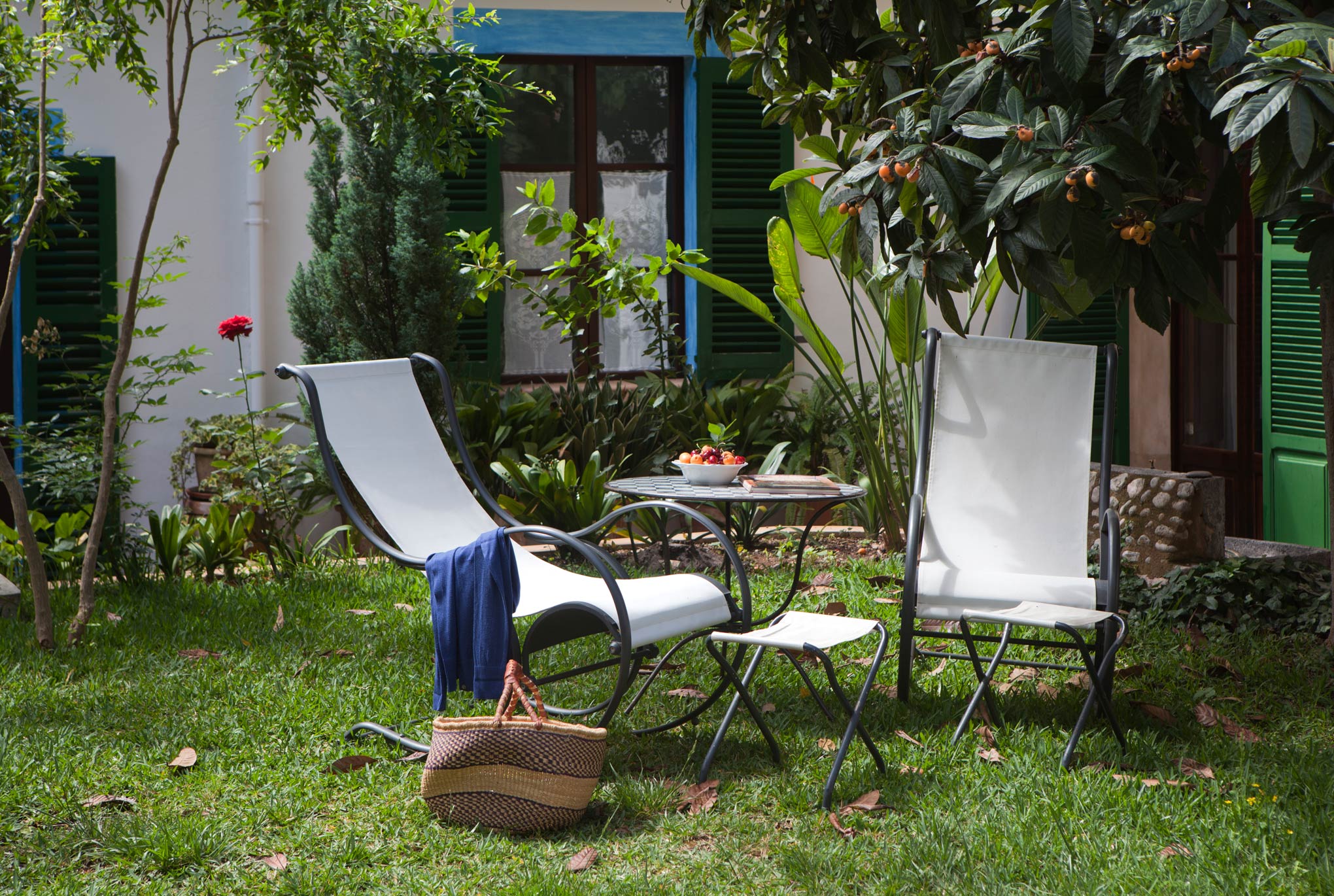Sillas en el jardin de s'Ardeviu en Sóller