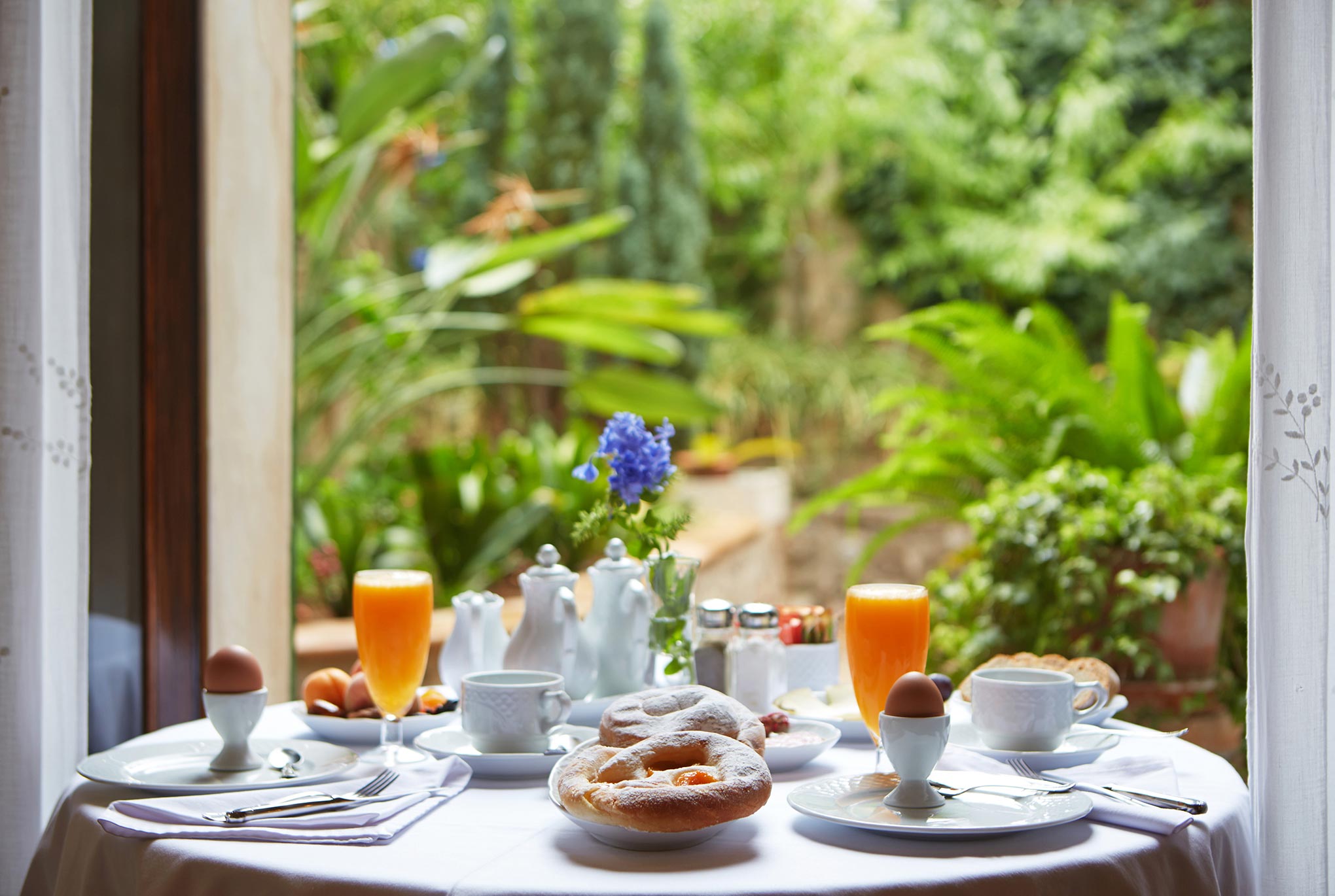 Desayuno en el patio de s'Ardeviu en Sóller